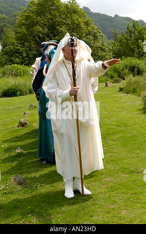 Les bardes de célébrer le 150e anniversaire de l'hymne national gallois Gorsedd eisteddfod au cercle de pierre dans Pontypridd South Wales UK Banque D'Images