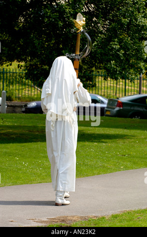 Les bardes de célébrer le 150e anniversaire de l'hymne national gallois Gorsedd eisteddfod au cercle de pierre dans Pontypridd South Wales UK Banque D'Images