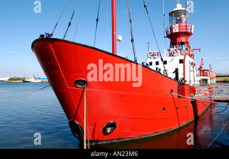 Ancien bateau amarré comme cafe et une attraction touristique dans le bassin de la baie de Cardiff Roath South Wales UK Banque D'Images