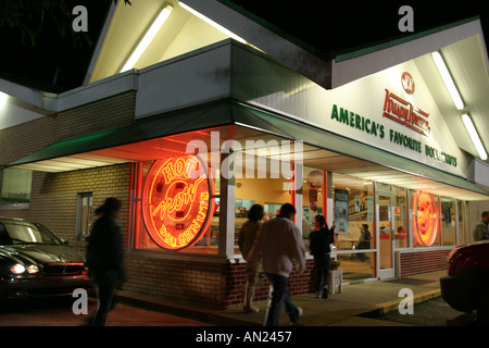 Raleigh Caroline du Nord, Krispy Kreme Donuts, ouvert 24 heures, fenêtre en voiture, les visiteurs voyage visite touristique sites touristiques culture Banque D'Images