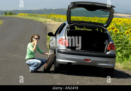 Pneu de voiture plat, France Banque D'Images