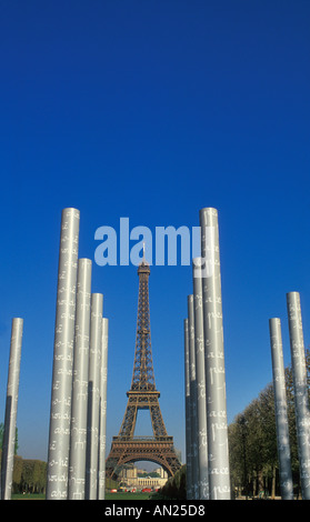 Le Mur pour la Paix La paix wall Champs de Mars Tour Eiffel Tower Paris France Europe de l'UE Banque D'Images