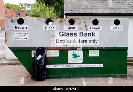 Banque de verre skip pour le recyclage des bouteilles en verre et les bocaux de plusieurs couleurs en Ross on Wye Herefordshire Angleterre UK Banque D'Images