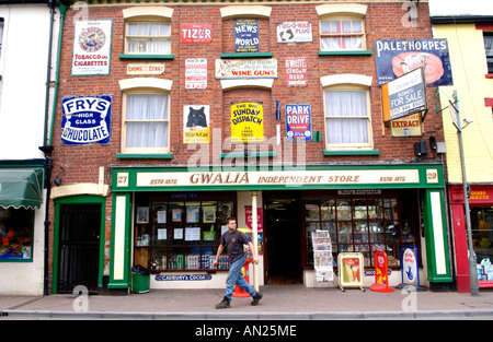 Gwalia magasin indépendant émail Affichage des anciennes enseignes publicitaire à bourg rural de Ross on Wye Herefordshire Angleterre UK Banque D'Images