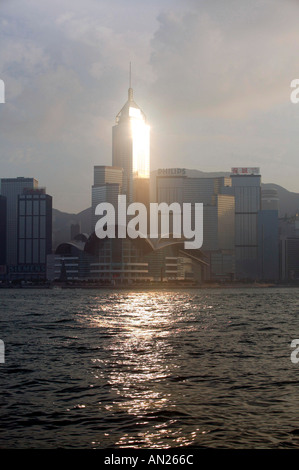 Horizon de Hong Kong avec l'Opéra et un reflet de l'un des immeubles de grande hauteur. Banque D'Images