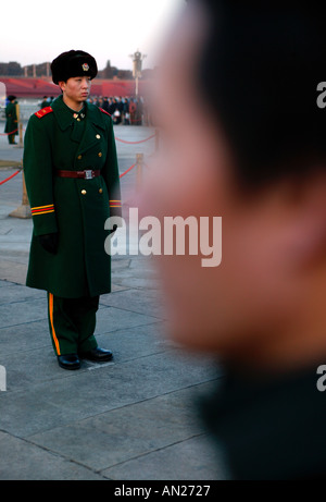 Soldat de l'Armée de libération populaire monte la garde sur la place Tienanmen, République populaire de Chine Banque D'Images