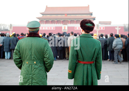 Soldat de l'Armée de libération populaire monte la garde sur la place Tienanmen, République populaire de Chine Banque D'Images