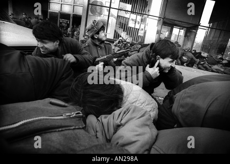 24 12 1989 Bucarest Roumanie La révolution roumaine avec l'armée et cilvilians renverser le gouvernement de Caecescu Banque D'Images