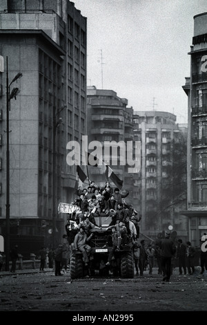 24 12 1989 Bucarest Roumanie La révolution roumaine avec l'armée et cilvilians renverser le gouvernement de Caecescu Banque D'Images