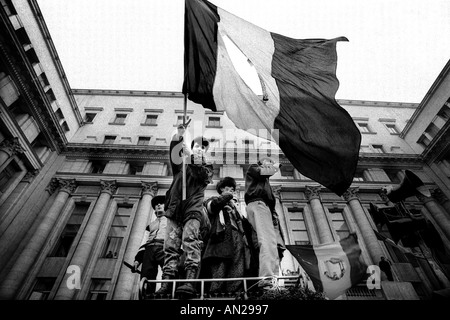 24 12 1989 Bucarest Roumanie La révolution roumaine avec l'armée et cilvilians renverser le gouvernement de Caecescu Banque D'Images