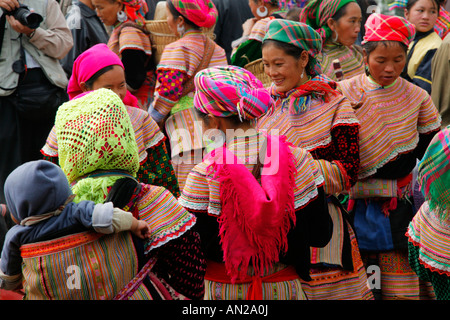 Flower Hmong au Bac Ha marché dans le nord du Vietnam Banque D'Images