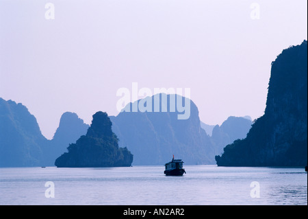 La baie d'Halong / roches calcaire karstique, Vietnam Banque D'Images