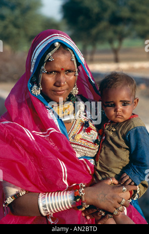 La mère et l'enfant tsigane Banjara, Rajasthan, Inde Banque D'Images