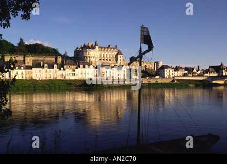 Château et village d'Amboise sur le fleuve Loire dans l' Indre-et-Loire et la région Bourgogne. River Barge punt en premier plan Banque D'Images