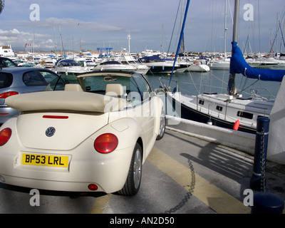 Volkswagen Beetle Convertible location de bateaux et de Puerto Banus, Costa del Sol Espagne Banque D'Images