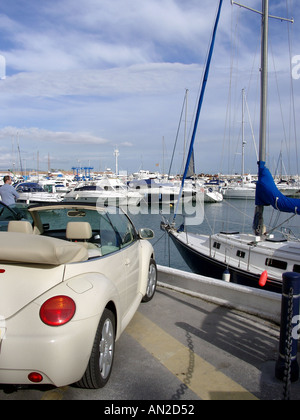 Volkswagen Beetle Convertible location de bateaux et de Puerto Banus, Costa del Sol Espagne Banque D'Images