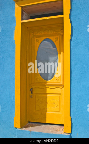 Porte d'entrée jaune vif sur une maison résidentielle, symbole de joie et de bienvenue, États-Unis. Banque D'Images