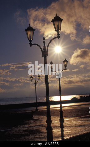 Moody Photo de lampadaires sur la jetée du Port de Nauplie en Grèce Banque D'Images