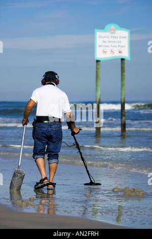 Mann mit Metalldetektor am Strand von Daytona Beach Floride USA Banque D'Images