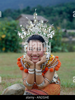 Village Culturel de Sarawak / Iban Femme en costume traditionnel, Sarawak, Malaisie Banque D'Images