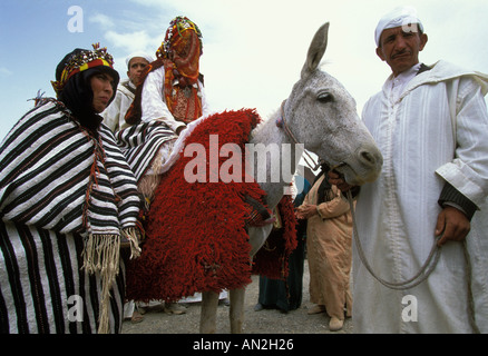 Une épouse voilée se dresse au sommet d'une mule pendant une simulation de mariage à l'Imilchil Brides juste le Haut Atlas Maroc Banque D'Images