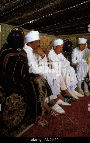 Trois couples d'attendre à l'intérieur d'un poil de chèvre tente de signer leurs contrats de mariage à l'Imilchil Brides juste le Haut Atlas Maroc Banque D'Images