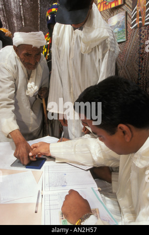 Père de signer le papier de mariage avec son pouce à l'impression d'Imilchil Brides, juste le Haut Atlas, Maroc Banque D'Images