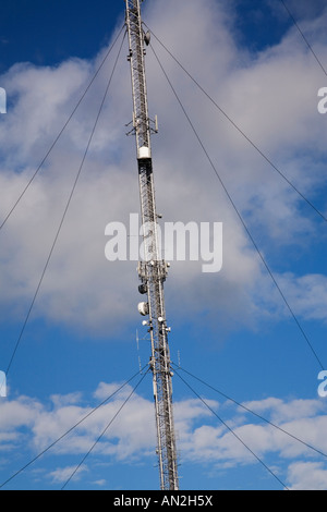 Mât de l'émetteur vu contre un ciel bleu avec un peu de nuage Banque D'Images