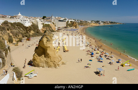 Albufeira, Praia do Peneco, en été Banque D'Images