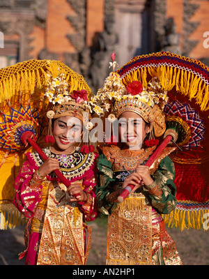 Danseuses de Legong / Filles habillés en costume de danse traditionnel, Bali, Indonésie Banque D'Images