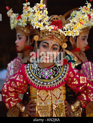 Danseuses de Legong / Filles habillés en costume de danse traditionnel, Bali, Indonésie Banque D'Images