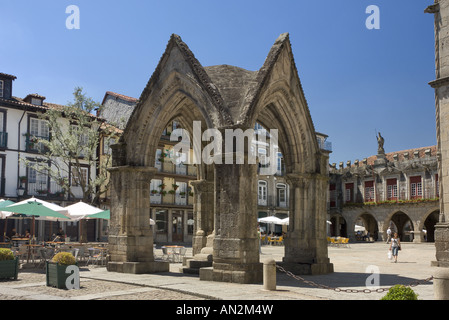 Au Portugal, la Costa Verde, Minho District, Nossa Senhora da Oliveira Square, la Croix gothique dans le Pdadrao n monument Salado Banque D'Images