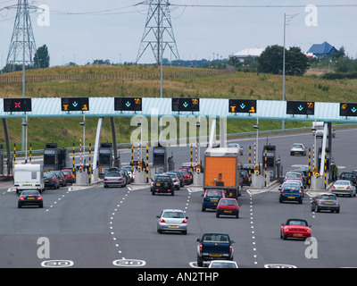 Autoroute à péage M6 au-dessus de la route avec des voitures près des cabines de péage West Midlands England UK Banque D'Images