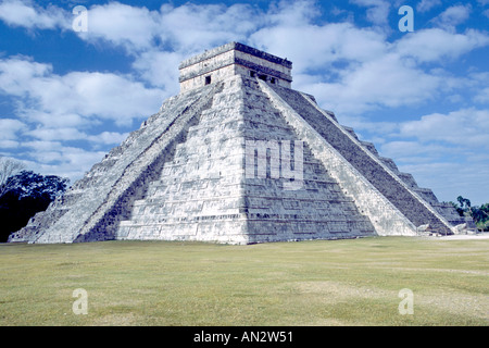 "El Castillo", la pièce maîtresse de la pyramide Chichen Itza ruines mayas dans l'état du Yucatan au Mexique. Banque D'Images