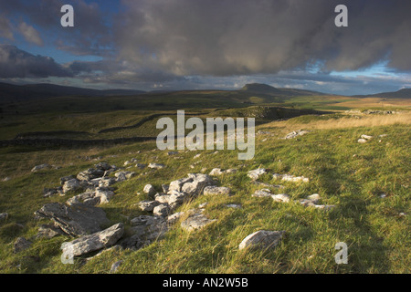 Calcaire exposés sur Yorkshire Dales moor avec stylo y gand en l'arrière-plan Banque D'Images