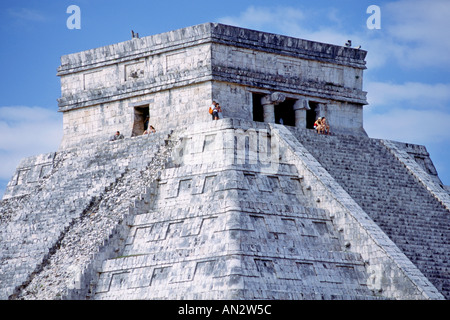 Les touristes au sommet "El Castillo", la pièce maîtresse de la pyramide Chichen Itza ruines mayas dans l'état du Yucatan au Mexique. Banque D'Images