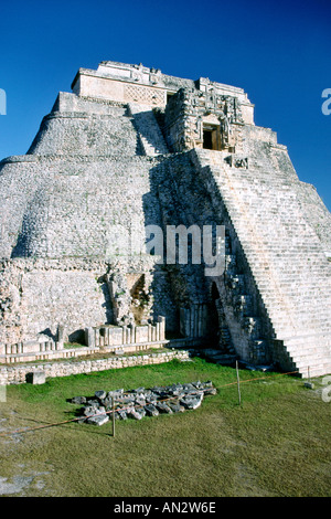 La pyramide du magicien, une partie de l'Uxmal ruines mayas dans l'état du Yucatan au Mexique. Banque D'Images