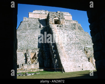 La pyramide du magicien, une partie de l'Uxmal ruines mayas dans l'état du Yucatan au Mexique. Banque D'Images