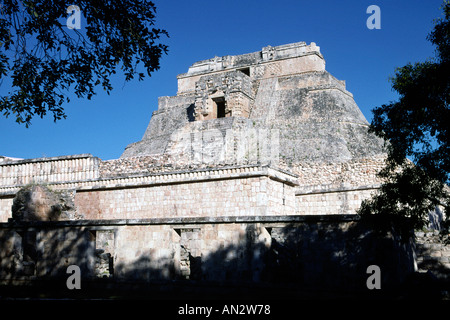 La pyramide du magicien, une partie de l'Uxmal ruines mayas dans l'état du Yucatan au Mexique. Banque D'Images