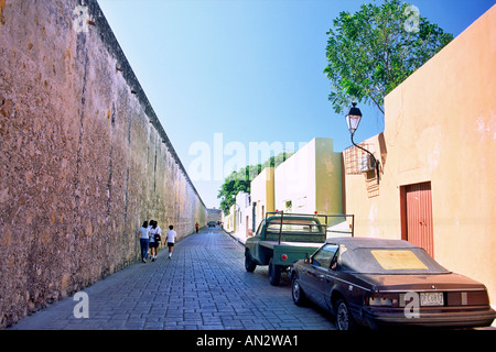 Le mur de la ville et dans les rues de Campeche dans la province mexicaine de Campeche. Banque D'Images