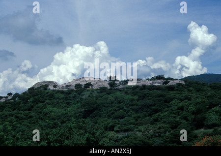 Les ruines perchées de Xochicalco près de Cuernavaca, Morelos, Mexique. Banque D'Images