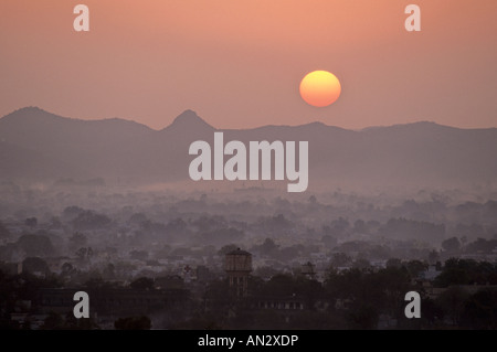 Un beau lever de soleil sur le Rajasthan incroyable, Udaipur DEDANS Banque D'Images