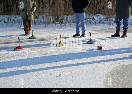 Groupe de hauts hommes de curling de glace sur un lac gelé près de Bad Toelz Bavaria Allemagne Europe Banque D'Images