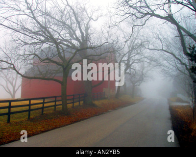 Grange rouge brumeux et Country Road Banque D'Images