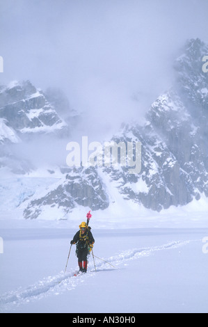 Skieur, amphithéâtre de Ruth, Alaska Banque D'Images