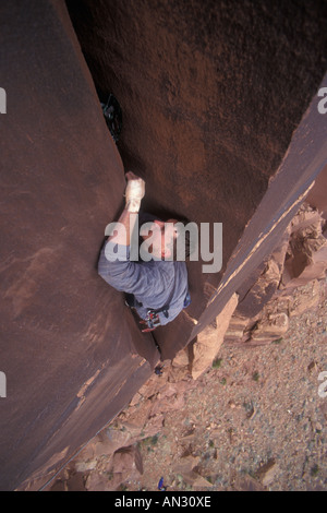 Rock climber aux prises d'une grande fissure Banque D'Images