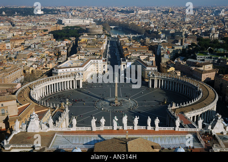 Piazza San Pietro, Rome, Italie, en vue de l'église St Peters dome Banque D'Images