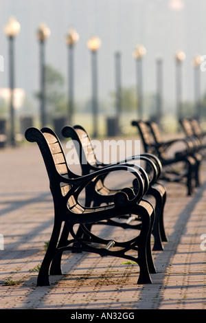 Tôt le matin et bancs de parc vide le long de la marche dans le parc d'état de Liberty Jersey City NJ Banque D'Images