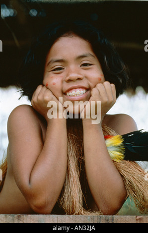 Les jeunes Yagua Indian Girl / Portrait, Iquitos, Pérou, Amazon Banque D'Images