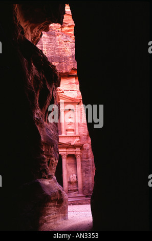 Vue de la roche du trésor Khazneh El monument à travers le siq une gorge étroite dans l'ancienne ville nabatéenne de Pétra en Jordanie Banque D'Images